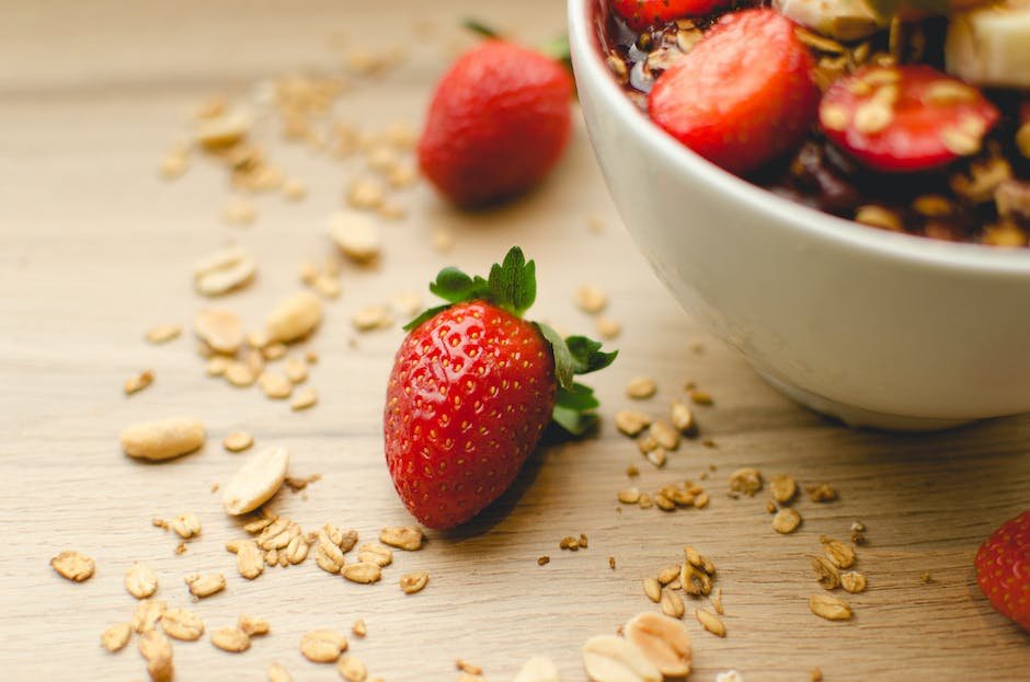 Image comparing strawberries and nuts, illustrating the difference in structure and seed arrangement between the two.